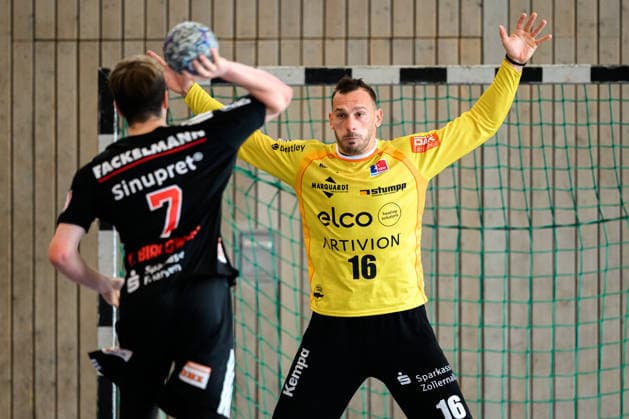 Altensteig SCup Match for 3rd Place 26–27 HBW Balingen vs. HC Erlangen (from left): Yannik Bialowas (HC Erlangen), goalkeeper Vladimir Cupara (HBW Balingen), Altensteig, Eichwaldhalle, Baden-Württemberg, Germany