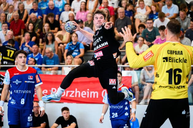 Altensteig SCup Match, 3rd Place: 26–27 HBW Balingen vs. HC Erlangen; Yannik Bialowas (HC Erlangen), Goalie Vladimir Cupara (HBW Balingen); Altensteig, Eichwaldhalle, Baden-Württemberg, Germany