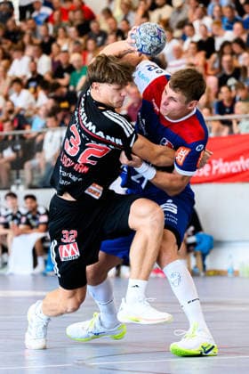 Altensteig SCup Match for 3rd Place 26–27 HBW Balingen vs. HC Erlangen (from left in a one-on-one battle: Maxsim Lochman of HC Erlangen and Till Wente of Balingen) Altensteig, Eichwaldhalle, Baden-Württemberg, Germany