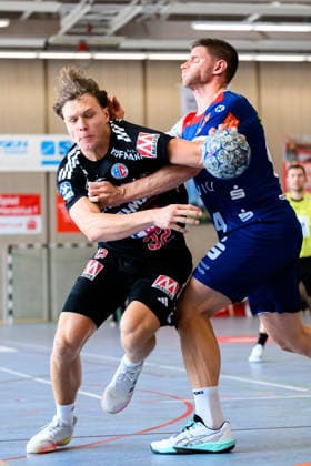 Altensteig SCup Match, 3rd Place: 26–27 HBW Balingen vs. HC Erlangen; Maxsim Lochman (HC Erlangen), Georg Poehle (Balingen); Altensteig, Eichwaldhalle, Baden-Württemberg, Germany