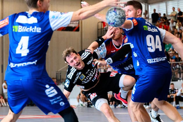 Altensteig SCup Match, 3rd Place: 26–27 HBW Balingen vs. HC Erlangen; Frieder Bandlow (HC Erlangen), Stefan Bauer (Balingen); Altensteig, Eichwaldhalle, Baden-Württemberg, Germany