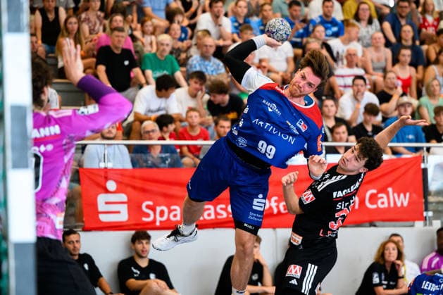 Altensteig SCup Match for 3rd Place 26–27 HBW Balingen vs. HC Erlangen (from left): Goalkeeper Tin Herceg (HC Erlangen), Stefan Bauer (Balingen), Lucca Bialowas (Erlangen); Altensteig, Eichwaldhalle, Baden-Württemberg, Germany