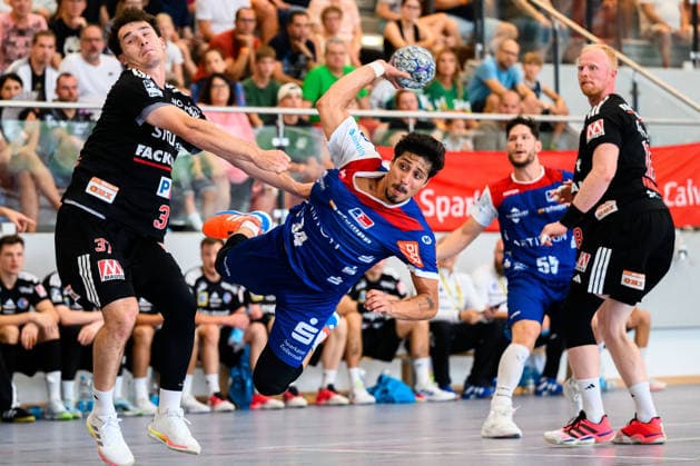 Altensteig SCup Match for 3rd Place 26–27 HBW Balingen vs. HC Erlangen (from left): Lucca Bialowas (Erlangen), Yonatan Dayan (Balingen); Altensteig, Eichwaldhalle, Baden-Württemberg, Germany