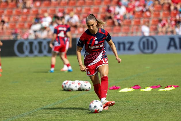 Katharina Naschenweng, FC Bayern Munich, age 19, warming up before the game, GER, FC Bayern Munich vs. Paris FC, soccer, friendly match, 2026–2027 season, August 9, 2026, GER, FC Bayern Munich vs. Paris FC, soccer, friendly match, 2026–2027 season, August 9, 2026, Unterhaching Copyright: xEibner-Pressefoto JennixMaulx EP_JML