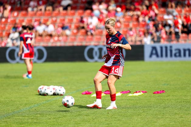 Alara Sehitler, FC Bayern Munich, age 14, warming up before the game, GER, FC Bayern Munich vs. Paris FC, soccer, friendly match, 2026–2027 season, August 9, 2026, GER, FC Bayern Munich vs. Paris FC, soccer, friendly match, 2026–2027 season, August 9, 2026, Unterhaching Copyright: xEibner-Pressefoto JennixMaulx EP_JML