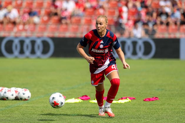 Glodis Perla Viggosdottir, FC Bayern Munich, No. 04, warming up before the game, GER, FC Bayern Munich vs. Paris FC, soccer, friendly match, 2026–2027 season, August 9, 2026, GER, FC Bayern Munich vs. Paris FC, soccer, friendly match, 2026–2027 season, August 9, 2026, Unterhaching Copyright: xEibner-Pressefoto JennixMaulx EP_JML