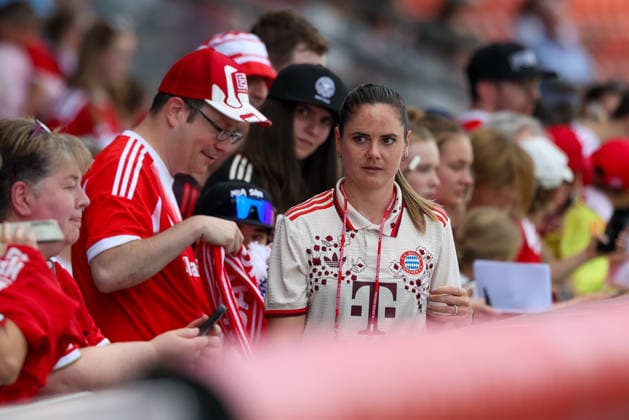 Sarah Zadrazil of FC Bayern Munich, 25, with fans before the game, GER, FC Bayern Munich vs. Paris FC, soccer, friendly match, 2026–2027 season, August 9, 2026, GER, FC Bayern Munich vs. Paris FC, soccer, friendly match, 2026–2027 season, August 9, 2026, Unterhaching Copyright: xEibner-Pressefoto JennixMaulx EP_JML
