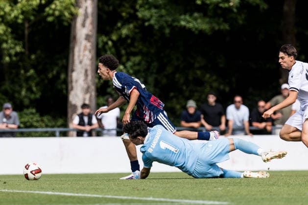 U17 DFB Youth League 1 FC Köln vs. SV Sandhausen August 9, 2026 Cologne, Germany August 9 Yassin Tollih (1 FC Köln), No. 8, in a tackle against Riccardo Moro (SV Sandhausen), 1 penalty foul during Matchday 1 of the preliminary round, Group E, of the U17 DFB Youth League between 1 FC Köln and SV Sandhausen at Geissbockheim Field 7 on August 9, 2026, in Cologne, Germany Copyright: xBEAUTIFULxSPORTS Wunderlx