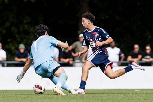 U17 DFB Youth League 1 FC Köln vs. SV Sandhausen August 9, 2026 Cologne, Germany August 9 Yassin Tollih (1 FC Köln), No. 8, in a tackle against Riccardo Moro (SV Sandhausen), 1 penalty foul during Matchday 1 of the preliminary round, Group E, of the U17 DFB Youth League between 1 FC Köln and SV Sandhausen at Geissbockheim Field 7 on August 9, 2026, in Cologne, Germany Copyright: xBEAUTIFULxSPORTS Wunderlx