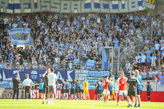 Soccer I Men’s Team I 2026–2027 Season I Regionalliga I Matchday 4 I Hallescher FC vs. Chemnitzer FC I August 9, 2026 The Chemnitzer FC team celebrates the support of their fans in the visitors’ section after the game Halle Saale Leuna Chemie Stadium, Saxony-Anhalt, Germany Copyright: xLobeca InesxHähnelx