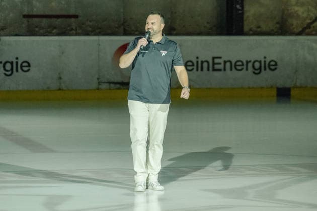 Tobias Zeller (KEC), Arena host, welcomes the audience to the public practice session. Cologne Sharks public practice session at the Haie Zentrum, Penny DEL, ice hockey, 2026–2027 season, August 9, 2026, Cologne Sharks public practice, Penny DEL, 2026–2027 season, August 9, 2026, Cologne Copyright: xEibner-Pressefoto ThomasxHaeslerx EP_THR