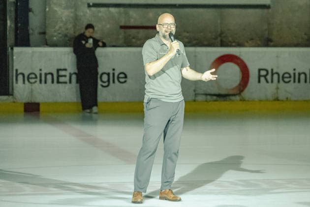 Philipp Walter, KEC Managing Director, welcomes spectators to the public practice session. Cologne Sharks public practice session at the Haie Zentrum, Penny DEL, ice hockey, 2026–2027 season, August 9, 2026: Cologne Sharks public practice, Penny DEL, 2026–2027 season, August 9, 2026, Cologne Copyright: xEibner-Pressefoto ThomasxHaeslerx EP_THR