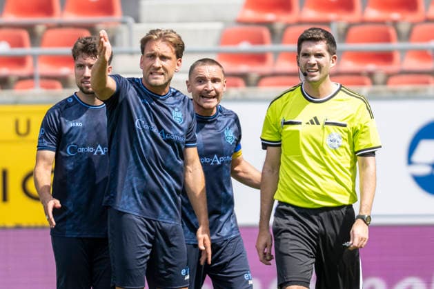 Regionalliga Northeast Season 26–27: Hallescher FC vs. Chemnitzer FC, Halle, Germany, August 9, 2026. Pictured, from left: Dennis Slamar (Chemnitz) and referee Christoph Beblik gesturing, Halle Saale Leuna Chemie Stadium, Saxony-Anhalt, Germany