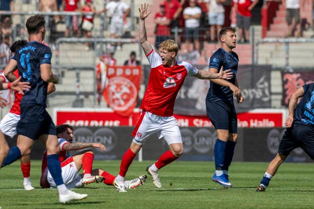Regionalliga Northeast Season 26-27 Hallescher FC vs. Chemnitzer FC Halle, Germany August 9, 2026 In the center of the photo: Lennard Becker Halle Gesture, gesturing, Halle Saale Leuna Chemie Stadium Saxony-Anhalt Germany