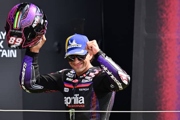 motor racing, Motorsport Moto GP Qatar Airways Grand Prix of Great Britain Monster Energy Yamaha MotoGP rider Jorge Martin (89) holds his helmet aloft as he mounts the podium during the Moto GP Qatar Airways Grand Prix of Great Britain at Silverstone, Towcester, UK on 9 August 2026. Towcester Silverstone Northamptonshire UK Editorial use only , Copyright: xDennisxGoodwinx PSI-24671-0053