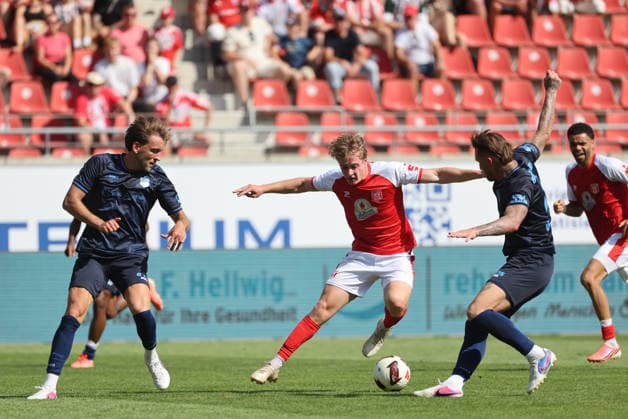 090826 Halle, Saale, Saxony-Anhalt, Sports, Soccer, Hallescher FC (Halle), HFC, Northeast Regional League (4th Division), Men s, 2026–2027 Season, Matchday 4, Hallescher FC vs. CFC Chemnitzer FC, Dennis Slamar (Chemnitzer FC), Emilo Stobbe (Hallescher FC), Jan Löhmannsröben Chemnitzer FC