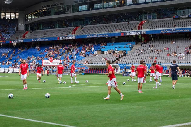 FC Thun warming up before kickoff, Switzerland, soccer, Super League, Matchday 3, 2026–2027, FC Basel 1893 vs. FC Thun, August 9, 2026, St. Jakob Park, Basel, Switzerland Copyright: xGrantxHubbsx