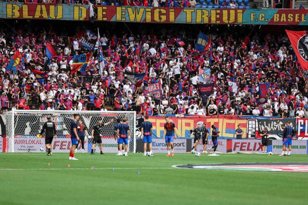 FC Basel warming up before kickoff, Switzerland, soccer, Super League, Matchday 3, 2026–2027, FC Basel 1893 vs. FC Thun, August 9, 2026, Basel, Sankt Jakob Park, Switzerland Copyright: xGrantxHubbsx