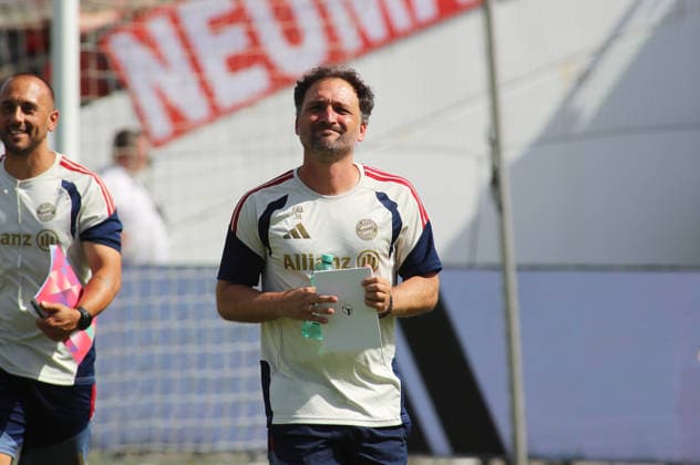 Soccer, Women, 2026–2027 Season, FC Bayern Munich vs. Paris FC, Friendly Match, Exhibition Match, Sportpark Unterhaching, Jose Barcala, FC Bayern Munich Coach, Running