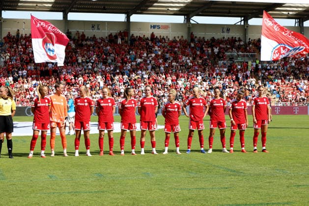 Soccer, Women s, 2026–2027 Season, FC Bayern Munich vs. Paris FC, Friendly Match, Exhibition Match, Sportpark Unterhaching The starting lineup before kickoff, FC Bayern Munich Women