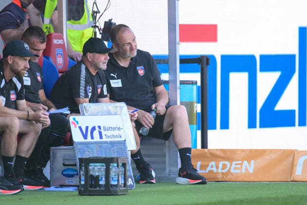 Soccer, 2. Bundesliga, 20260808, 1. FC Heidenheim vs. VfL Osnabrück. Pictured, from left: Heidenheim assistant coach Bernhard RAAB, Heidenheim head coach Frank SCHMIDT. Heidenheim Voith Arena, Baden-Württemberg, Germany Copyright: Passion2Press MarkusxFischerx