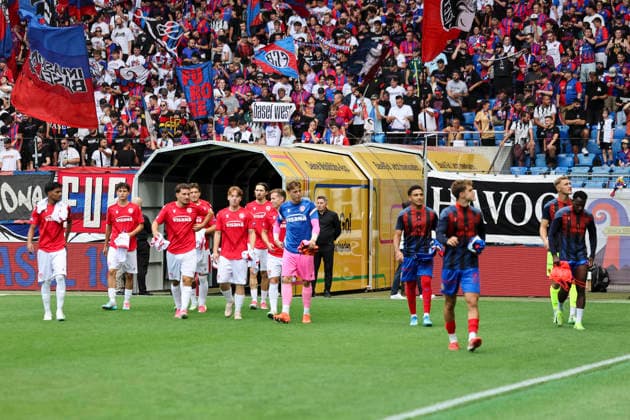 FC Thun and FC Basel Substitutes on the Bench Before Kickoff, Switzerland, Soccer, Super League, Matchday 3, 2026–2027, FC Basel 1893 vs. FC Thun, August 9, 2026, St. Jakob Park, Basel, Switzerland Copyright: xGrantxHubbsx