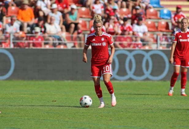Soccer, Women, 2026–2027 Season, FC Bayern Munich vs. Paris FC, Friendly Match, Exhibition Match, Sportpark Unterhaching, Linda Dallmann, FC Bayern Munich with the ball