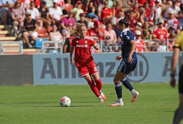 Soccer, Women, 2026–2027 Season, FC Bayern Munich vs. Paris FC, Friendly Match, Exhibition Match, Sportpark Unterhaching, Glodis Perla Viggosdottir, FC Bayern Munich with the ball