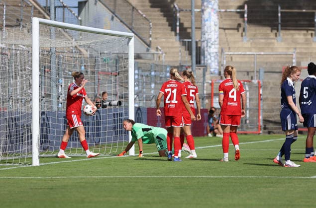 Soccer, Women, 2026–2027 Season, FC Bayern Munich vs. Paris FC, Friendly Match, Exhibition Match, Sportpark Unterhaching, 2–0 by Alara Sehitler, FC Bayern Munich Goal, Celebration