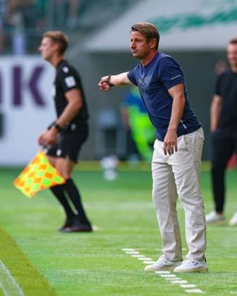 August 9, 2026, Soccer, Brack Super League 2026–27, Round 3, FC St. Gallen 1879 vs. FC Lucerne, Berit Sitter Stadium, St. Gallen, Switzerland; Jörg Udo Portmann, head coach of FC Lucerne, giving his team numerous instructions at the start of the game. Photo by Urs Ottiger