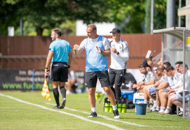 Soccer, Men s, 2026–2027 Season, Friendly Match in Salzburg, 1. FC Union Berlin vs. Aris Limassol FC, Coach Mauro Lustrinelli, 1. FC Union Berlin in blue warm-up jackets, August 9, 2026, Copyright: xMatthiasxKochx
