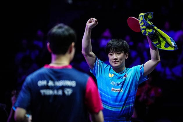 (260809) -- YOKOHAMA, Aug. 9, 2026 -- Harimoto Tomokazu (R) of Japan celebrates victory after the men s singles final match between Harimoto Tomokazu of Japan and Oh Junsung of South Korea at the WTT Champions Yokohama 2026 in Yokohama, Japan, Aug. 9, 2026. ) (SP)JAPAN-YOKOHAMA Table tennis, Tischtennis WTT CHAMPIONS YOKOHAMA-MEN S SINGLES JiaxHaocheng 