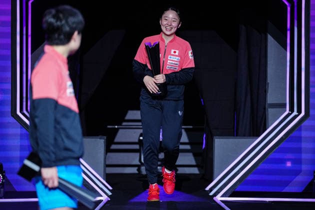 (260809) -- YOKOHAMA, Aug. 9, 2026 -- Women s singles champion Harimoto Miwa (R) of Japan takes to the stage to join Harimoto Tomokazu of Japan for photos after the awarding ceremony for the men s singles at the WTT Champions Yokohama 2026 in Yokohama, Japan, Aug. 9, 2026. ) (SP)JAPAN-YOKOHAMA Table tennis, Tischtennis WTT CHAMPIONS YOKOHAMA-MEN S SINGLES JiaxHaocheng 