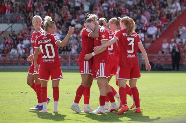 Bayern Celebrates Goal Scorer Bayern s No. 14 ALARA After Her Goal to Make It 2–0 Women s Soccer, Bayern vs. Paris Women s Soccer, FC Bayern Munich Women vs. Paris FC, Friendly Match, Preseason Match for the 2026–2027 Season, on August 9, 2026, in Unterhaching, SPORT PARK UNTERHACHING, Germany Source Copyright Credit Oryk HAIST xFUSSBALL-FCBFx