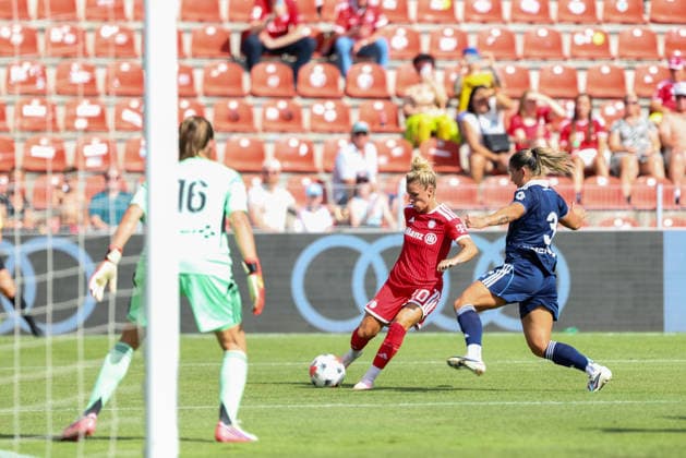 Linda Dallmann, FC Bayern Munich, 10, with the ball alongside Manoly Baquerzio, Paris FC, 03, and Melween NDongala, Paris FC, 16, GER, FC Bayern Munich vs. Paris FC, soccer, friendly match, 2026–2027 season, August 9, 2026, GER, FC Bayern Munich vs. Paris FC, soccer, friendly match, 2026–2027 season, August 9, 2026, Unterhaching Copyright: xEibner-Pressefoto JennixMaulx EP_JML