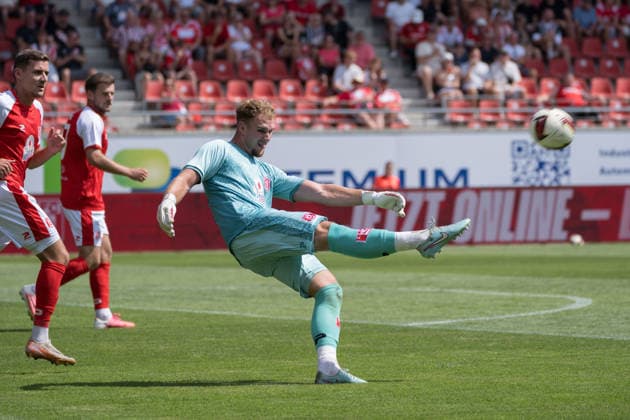 Goalkeeper Luca Bendel (HFC), 32, takeoff, Hallescher FC vs. Chemnitzer FC, soccer, Northeast Regional League, Matchday 4, 2026–27 season, September 8, 2026, Halle Leuna Chemie Stadium, ST Germany