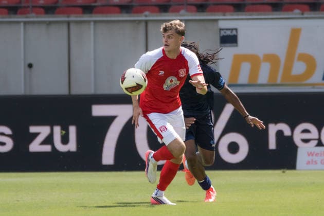 Fabrice Hartmann (HFC), 11, Ken Tchouangue (CFC), 20, Hallescher FC vs. Chemnitzer FC, Soccer, Northeast Regional League, Matchday 4, 2026–27 Season, August 9, 2026, Halle Leuna Chemie Stadium, ST Deutschland
