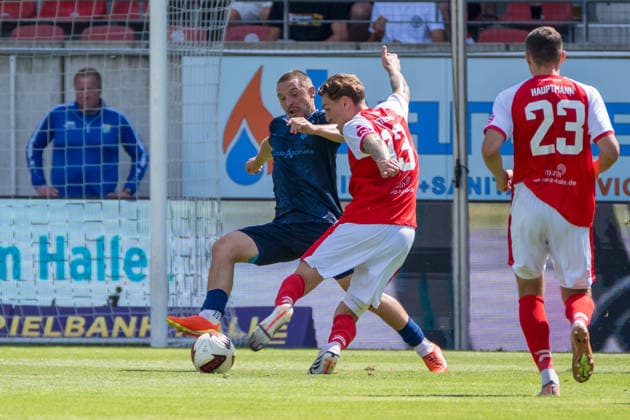 Andreas Geipl (CFC), 6, Niclas Stierlin (HFC), 13, Marius Hauptmann (HFC), 23, Hallescher FC vs. Chemnitzer FC, Soccer, Northeast Regional League, Matchday 4, 2026–27 Season, August 9, 2026, Halle Leuna Chemie Stadium, ST Deutschland