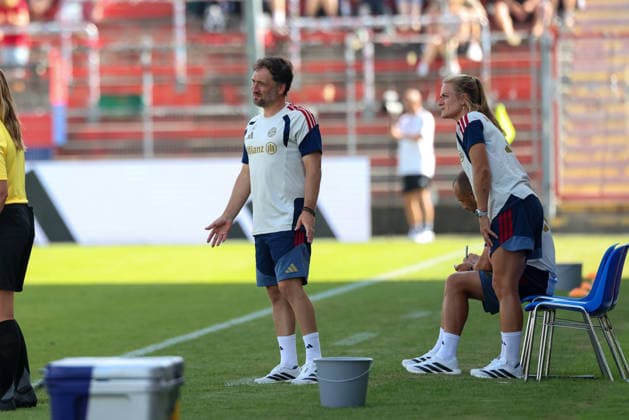 Jose Barcala, FC Bayern Munich, Head Coach, with Clara Schoene, FC Bayern Munich, Assistant Coach, GER, FC Bayern Munich vs. Paris FC, Soccer, Friendly Match, 2026–2027 Season, August 9, 2026, GER, FC Bayern Munich vs. Paris FC, soccer, friendly match, 2026–2027 season, August 9, 2026, Unterhaching Copyright: xEibner-Pressefoto JennixMaulx EP_JML