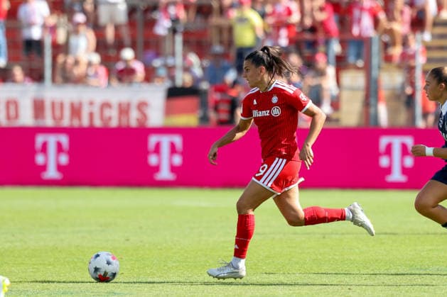Jovana Damnjanovic, FC Bayern Munich, No. 09 with the ball, GER, FC Bayern Munich vs. Paris FC, soccer, friendly match, 2026–2027 season, August 9, 2026, GER, FC Bayern Munich vs. Paris FC, soccer, friendly match, 2026–2027 season, August 9, 2026, Unterhaching Copyright: xEibner-Pressefoto JennixMaulx EP_JML