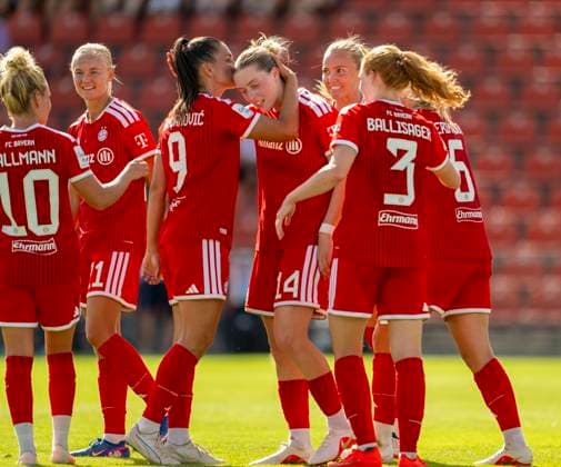 August 9, 2026, Google Pixel Women s Bundesliga Friendly Match: FC Bayern Women vs. Paris FC, at Sportpark Unterhaching; Alara Sehitler celebrates her third goal, FC Bayern Munich with Jovana Damnjanovic, FC Bayern Munich, Linda Dallmann, FC Bayern Munich