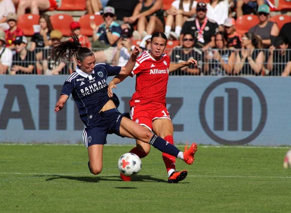 Soccer, Women, 2026–2027 Season, FC Bayern Munich vs. Paris FC, Friendly Match, Exhibition Match, Sportpark Unterhaching, Klara Bühl, Buehl, FC Bayern Munich sends a cross into the penalty area
