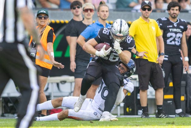 Tim Tonko (Raiders Tirol, 26) runs with the ball and is tackled by Yani Gouadfel (Paris Musketeers, 10), Raiders Tirol vs Paris Musketeers, American Football, EFA, Week 13, 2026, 09.08.2026 Innsbruck Tivoli Sradium Austria Copyright: xPFA BjörnxKeckerx