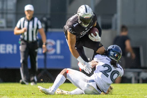 Aaron Jackson (Raiders Tirol, 01) runs with the ball and is tackled byIbel Ahidazan (Paris Musketeers, 20),Raiders Tirol vs Paris Musketeers, American Football, EFA, Week 13, 2026, 09.08.2026 Innsbruck Tivoli Sradium Austria Copyright: xPFA BjörnxKeckerx