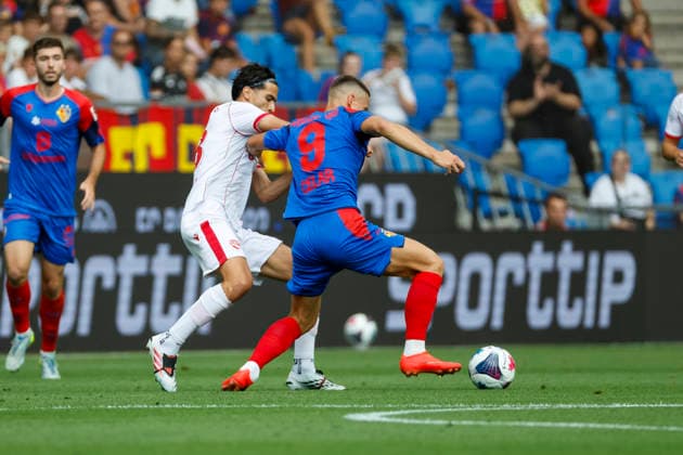 Nassim Zoukit (FC Thun), 13, and Zan Celar (FC Basel), 09, in a tackle, Switzerland, soccer, Super League, Matchday 3, 2026–2027, FC Basel 1893 vs. FC Thun, August 9, 2026, St. Jakob Park, Basel, Switzerland Copyright: xGrantxHubbsx