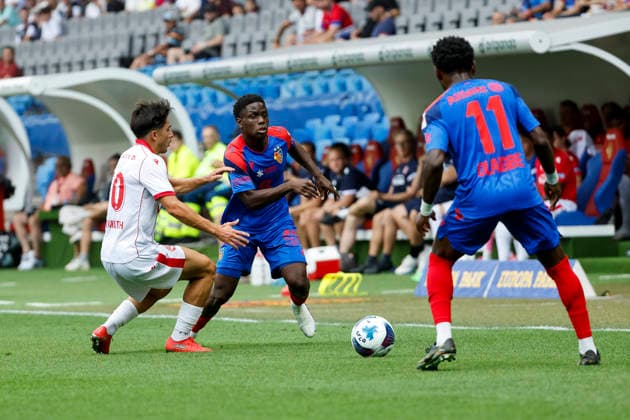 Nils Reichmuth (FC Thun), 70, Moussa Cisse (FC Basel), 29, and Kazeem Olaigbe (FC Basel), 11, battling for the ball, Switzerland, soccer, Super League, Matchday 3, 2026–2027, FC Basel 1893 vs. FC Thun, August 9, 2026, St. Jakob Park, Basel, Switzerland Copyright: xGrantxHubbsx