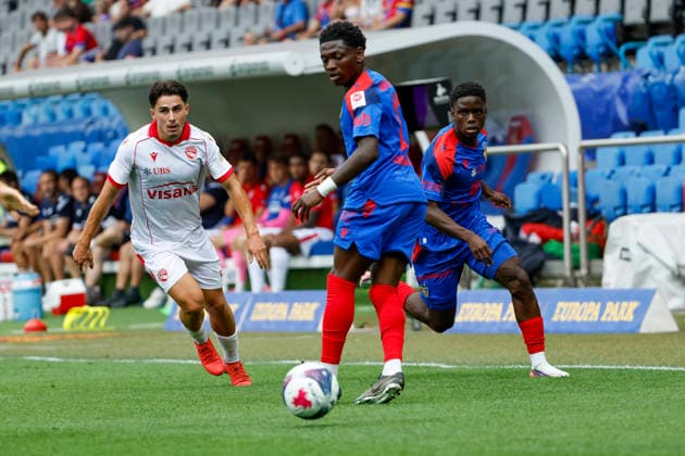 Nils Reichmuth (FC Thun), 70, Moussa Cisse (FC Basel), 29, and Kazeem Olaigbe (FC Basel), 11, battling for the ball, Switzerland, soccer, Super League, Matchday 3, 2026–2027, FC Basel 1893 vs. FC Thun, August 9, 2026, St. Jakob Park, Basel, Switzerland Copyright: xGrantxHubbsx