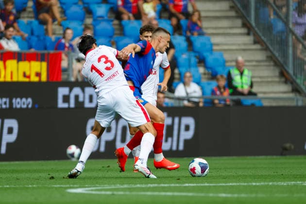 Nassim Zoukit (FC Thun), 13, and Zan Celar (FC Basel), 09, in a tackle, Switzerland, soccer, Super League, Matchday 3, 2026–2027, FC Basel 1893 vs. FC Thun, August 9, 2026, St. Jakob Park, Basel, Switzerland Copyright: xGrantxHubbsx