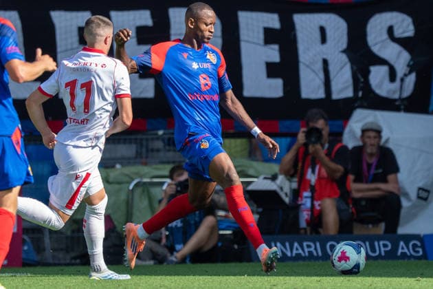 BASEL, SWITZERLAND, AUGUST 9: Layton Stewart of Thun (L) battles for the ball with Akpe Victory of Basel (R) on August 9, 2026, in Basel, Switzerland Copyright: xJustPictures.ch PascalxvonxBürenx jp-en-EuSpIm-Pavo_Fotografie-06934