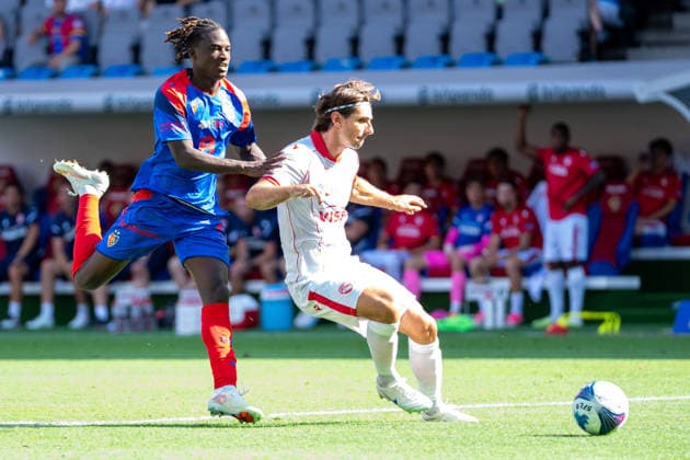 BASEL, SWITZERLAND, AUGUST 9: Asane Sow of Basel (L) battles for the ball with Jan Bamert of Thun (R) on August 9, 2026, in Basel, Switzerland Copyright: xJustPictures.ch PascalxvonxBürenx jp-en-EuSpIm-Pavo_Fotografie-670397